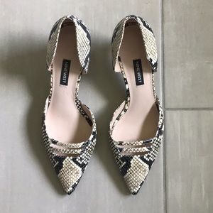 Nine West Snakeskin low heel women pump shoe gently used